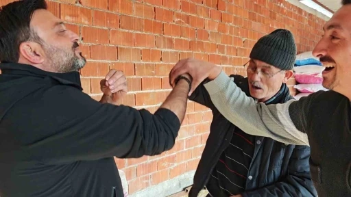 Vatandaşın &ccedil;iftlik sahibi ile kurban pazarlığı renkli g&ouml;r&uuml;nt&uuml;ler oluşturdu
