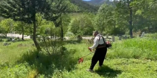 Vatandaşın g&ouml;n&uuml;ll&uuml; mezarlık temizliği takdir topladı
