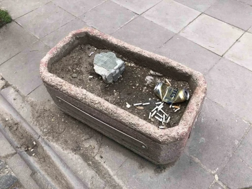 Vatandaşlar ceza ödememek için çözümü saksıda buldu

