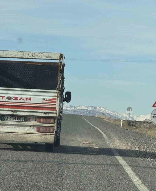 Vatandaşlar iki il&ccedil;e arasındaki &ccedil;ukurlu yolun onarılmasını istiyor
