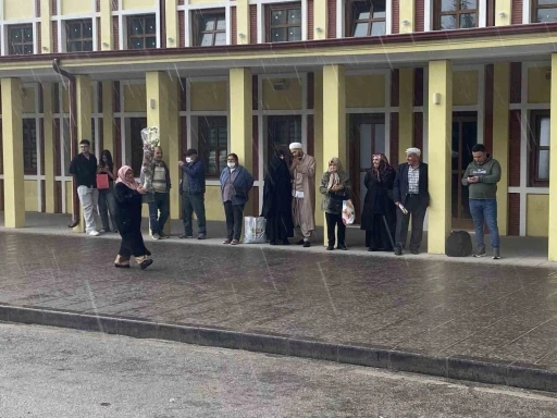 Vatandaşlar ıslanmamak için kapalı alanların girişlerine sığındı
