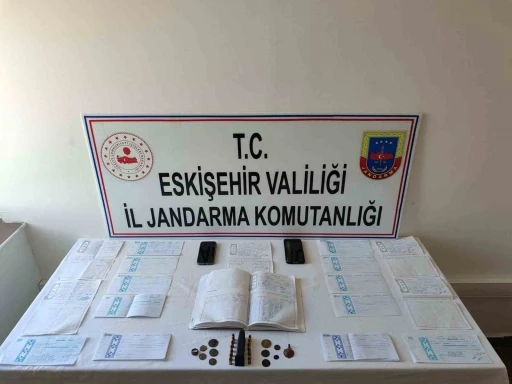 Vatandaşlara zorla senet imzalatarak borçlandıran şahıslar jandarma tarafından yakalandı
