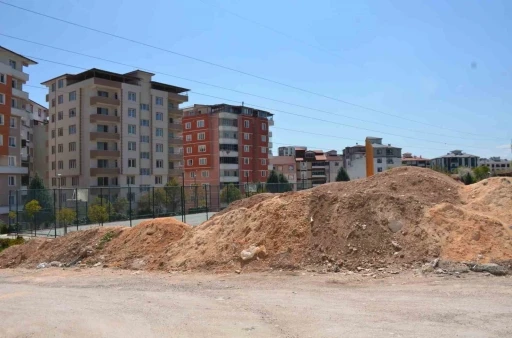 Vatandaşlardan yol kenarına d&ouml;k&uuml;len hafriyatlara tepki
