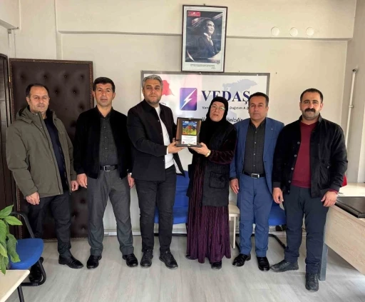 VEDAŞ ekiplerine muhtarlardan anlamlı teşekk&uuml;r
