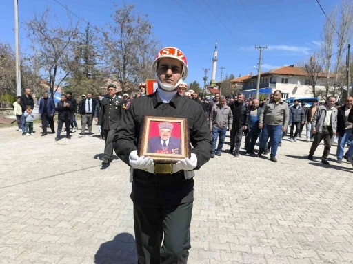 Vefat eden Kıbrıs gazisi askeri törenle son yolculuğuna uğurlandı
