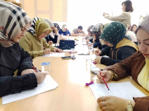 Veliler sınav sıralarına &ccedil;ocukları i&ccedil;in oturdu
