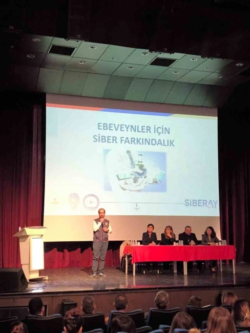 Velilere siber g&uuml;venlik eğitimi: Kars Emniyeti&rsquo;nden farkındalık semineri
