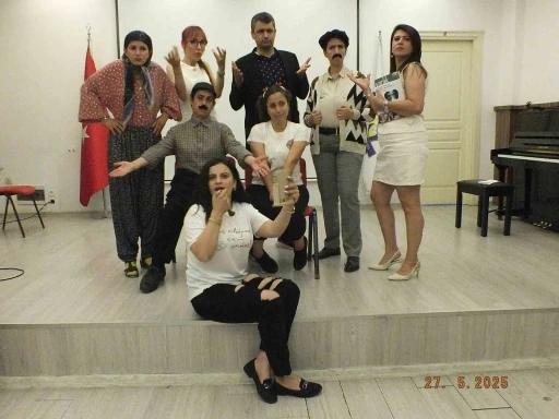 Velilerin kurduğu &quot;Çocuklar Derse Biz Sahneye&quot; topluluğu sahnelediği &quot;Ah Şu Gençler&quot; adlı oyunla büyük beğeni topladı.
