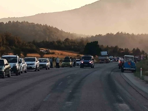 Vezirhan-G&ouml;lpazarı karayolu orman yangını nedeniyle trafiğe kapatıldı
