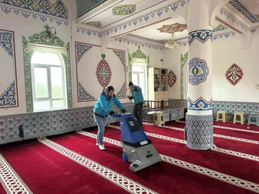 Vezirk&ouml;pr&uuml;&rsquo;de camilerde temizlik &ccedil;alışması
