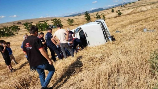 Vezirk&ouml;pr&uuml;&rsquo;de otomobil tarlaya u&ccedil;tu: 2 yaralı
