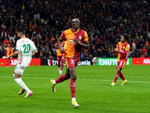 Victor Osimhen bu sezonki gol sayısını 17&rsquo;ye &ccedil;ıkardı
