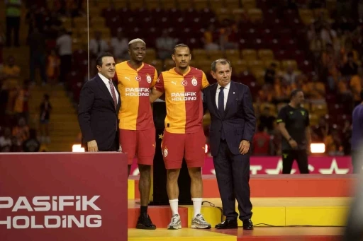 Victor Osimhen ve Leroy Sane için stadyumda imza töreni düzenlendi
