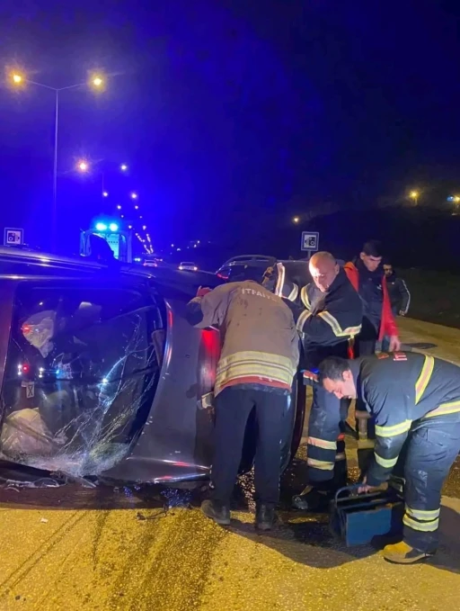 Vidanj&ouml;re &ccedil;arparak devrilen otomobilin s&uuml;r&uuml;c&uuml;s&uuml; yaralandı
