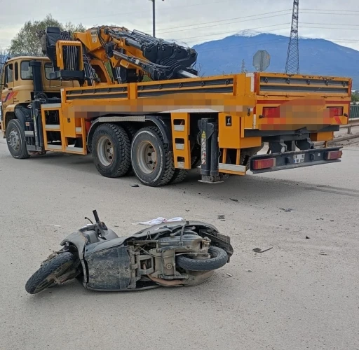 Vinç ile çarpışan motosiklet sürücüsü yaralandı
