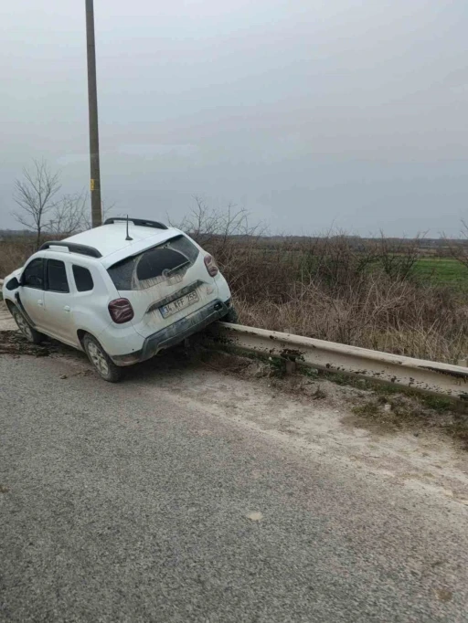 Virajı alamayan ara&ccedil; bariyerlere &ccedil;ıktı
