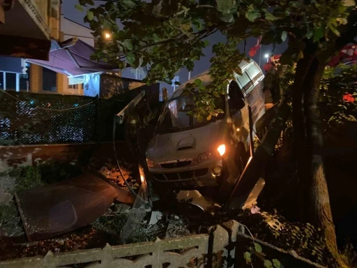 Virajı alamayan iki araç çarpıştı, panelvan evin bahçesine girdi: 1 yaralı
