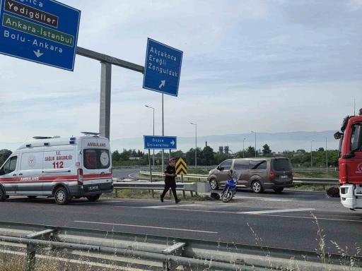 Virajı alamayan motosiklet s&uuml;r&uuml;c&uuml;s&uuml; bariyere &ccedil;arptı
