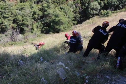 Virajı alamayan motosiklet uçuruma yuvarlandı
