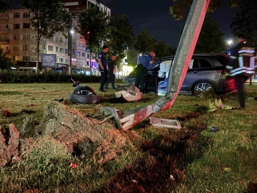 Virajı alamayan SUV tarzı ara&ccedil; aydınlatma direğini yerinden s&ouml;kt&uuml;: 1 yaralı
