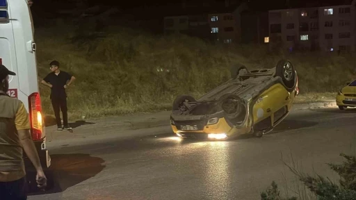 Virajı alamayan ticari taksi ters d&ouml;nd&uuml;: 2 yolcu yaralandı
