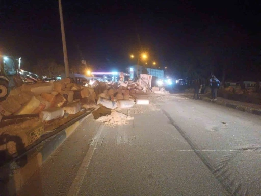 Virajı alamayan tır devrildi saman balyaları yola sa&ccedil;ıldı: 1 yaralı
