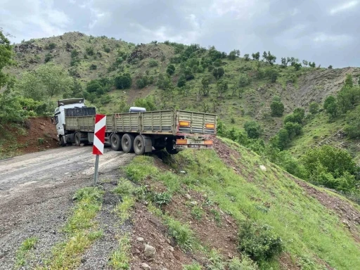 Virajlı yolda mahsur kalan tırı vatandaşlar kurtardı
