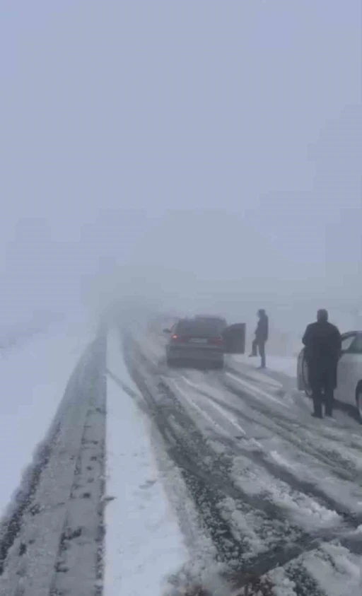 Viranşehir&rsquo;de kar yağışı trafiği olumsuz etkiledi
