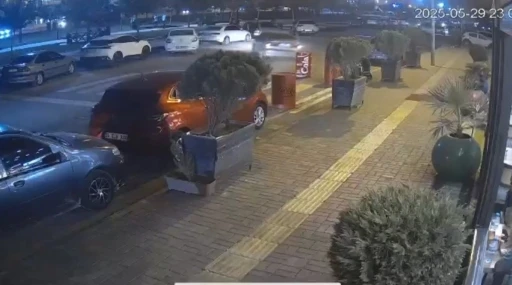 Viranşehir’de kaza anı kamerada: 2 yaralı

