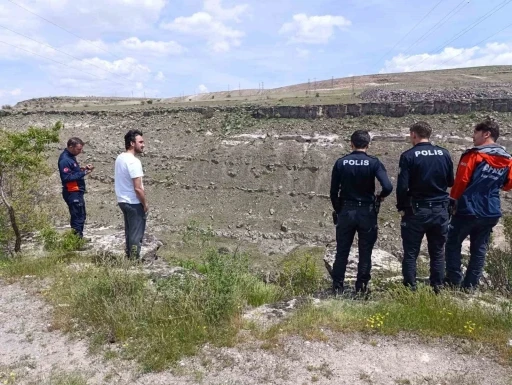Viyad&uuml;kte mahsur kalan gen&ccedil; kurtarıldı
