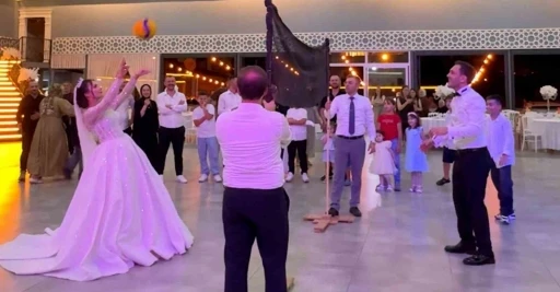 Voleybol oynarken tanışan &ccedil;ift d&uuml;ğ&uuml;nlerinde de voleybol oynadı
