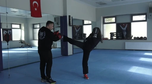 V&uuml;cut geliştirmek i&ccedil;in gittiği salonda kick boksla tanıştı, 5 ay sonra &Uuml;nilig&rsquo;de 3. oldu
