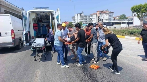 Yağ d&ouml;k&uuml;len yolda kayarak 50 metre s&uuml;r&uuml;klenen motosikletli yaralandı
