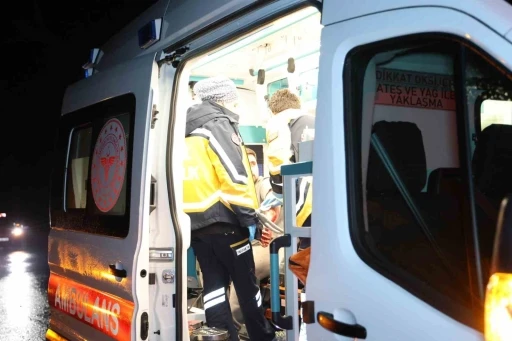 Yağış nedeniyle kontrolden &ccedil;ıkan otomobil takla attı: 1 yaralı
