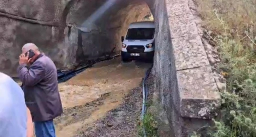 Yağış sonrası alt ge&ccedil;idi su bastı, minib&uuml;s i&ccedil;indekilerle birlikte mahsur kaldı
