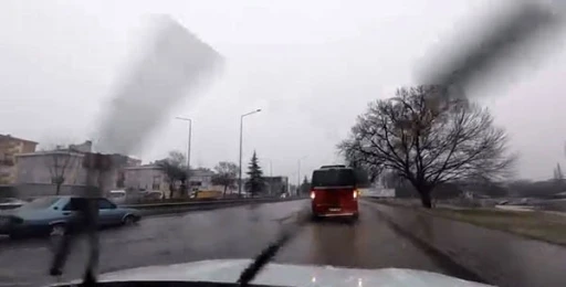 Yağış sonrası &ccedil;evre yolu &rsquo;g&ouml;le&rsquo; d&ouml;nd&uuml;, bazı ara&ccedil;lar yolda kaldı
