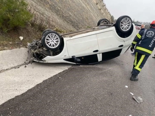 Yağış sonrası kayganlaşan yolda savrulan ara&ccedil; takla attı
