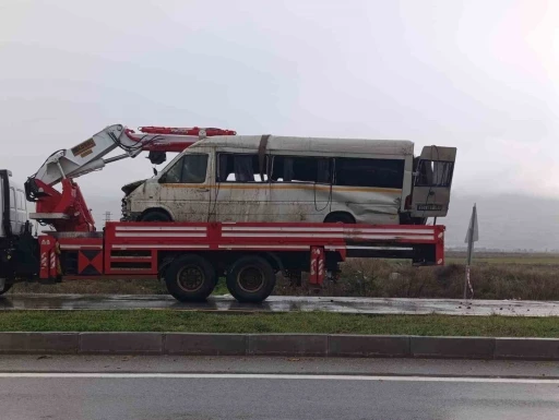 Yağış sonrası kayganlaşan yolda taklalar atan transit hurdaya d&ouml;nd&uuml;: 2 yaralı
