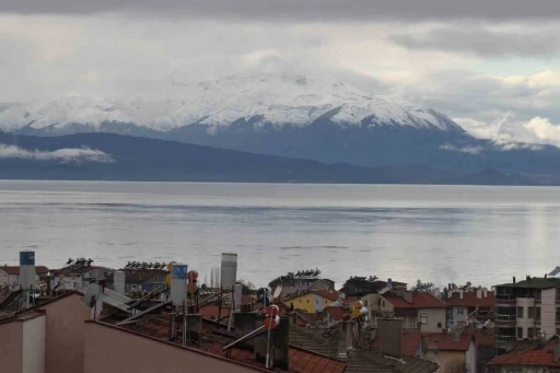 Yağışlar Anamas&rsquo;ın zirvesini beyazlattı
