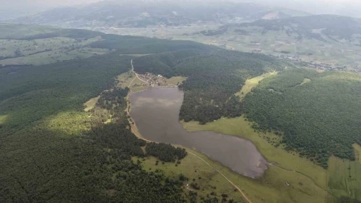Yağışlar g&ouml;leti doldurdu, yayla yolu su altında kaldı
