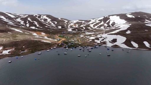 Yağışlar g&ouml;l&uuml; doldurdu, karavanlar, &ccedil;adırlar ve konteynerler su altında kaldı
