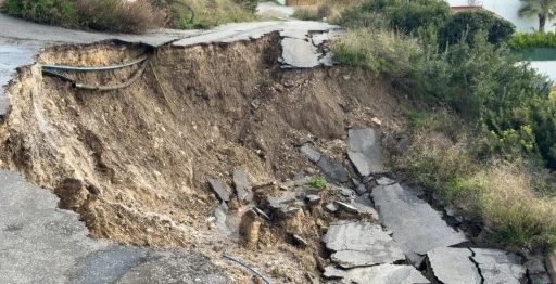 Yağışlar heyelanı tetikledi: &Ccedil;eşme&rsquo;de toprak kayması
