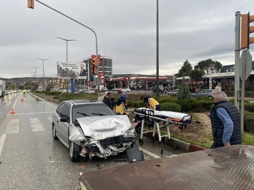 Yağışlı hava kazayı da beraberinde getirdi: 3 yaralı
