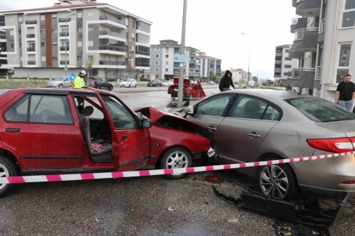 Yağışlı hava ve sürat, kazayı beraberinde getirdi: 1’i ağır 8 yaralı
