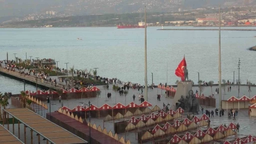 Yağışlı havanın son bulmasını fırsat bilen vatandaşlar İskenderun Sahili&rsquo;ne akın etti
