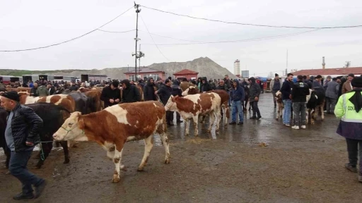 Yağışlı havaya aldırış etmeyen &uuml;reticiler ve alıcılar bu pazarda buluşuyor
