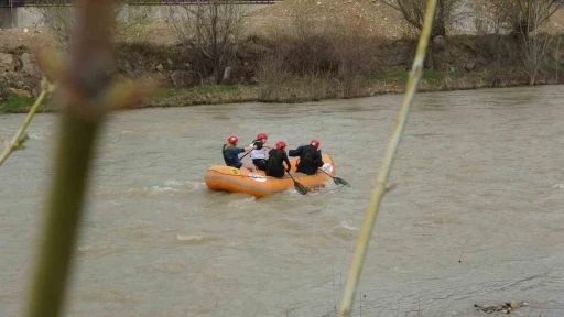 Yağmur altında rafting heyecanı: 2 kilometre uzunluğundaki parkurda kürek çekildi
