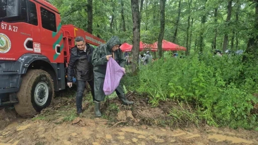 Yağmur &ccedil;amur demeden ormanda &ccedil;&ouml;p topladılar
