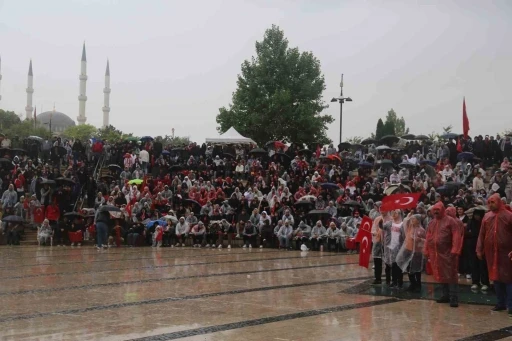 Yağmur dinlemediler, milli takım i&ccedil;in meydana koştular
