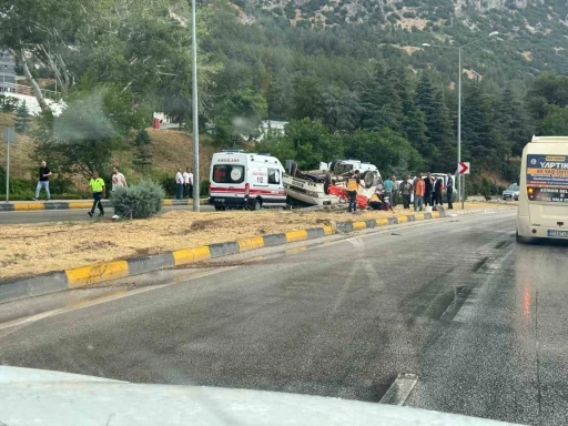 Yağmur nedeniyle kayganlaşan yolda minibüs devrildi: 1’i ağır 9 kişi yaralandı
